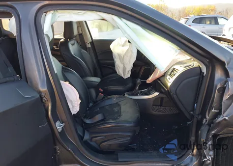 2018 Jeep Compass Latitude 4X4 из США, поврежденный, VIN 3C4NJDBB8JT176176